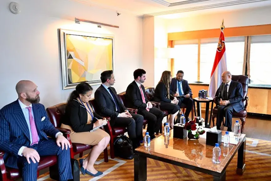 الرئيس العليمي يدعو الإدارة الأمريكية لتجديد الحماية القانونية للمغتربين اليمنيين